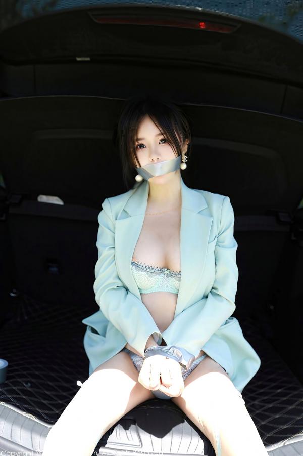    秀人网-8601-小薯条nienie-浅绿色西装内衣丝袜户外迷路-野外角色扮演私房写真-2024.05.24第56张图片