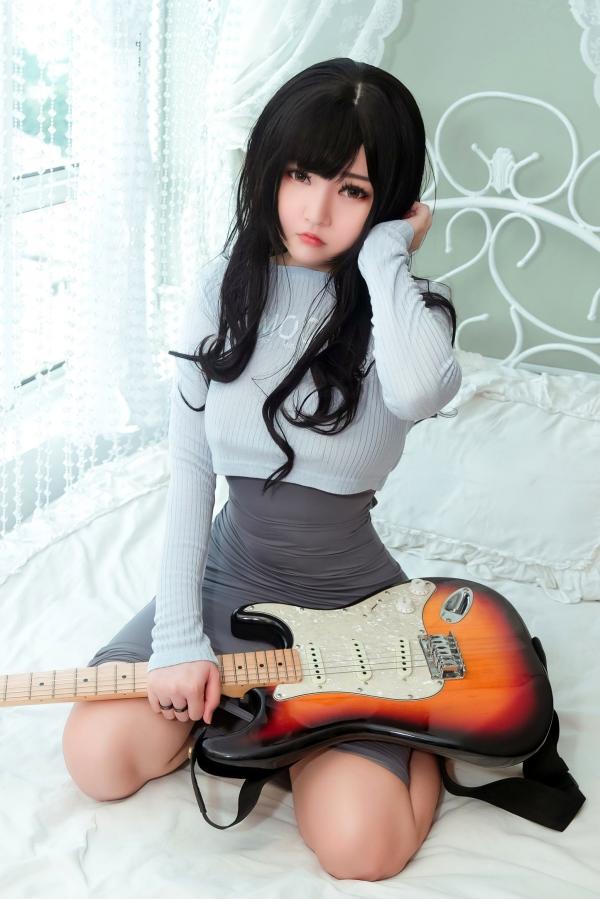    Potato-Godzilla-Guitar-Sister：极品童颜女神居家私房写真，身着灰色紧身裙散发极致的性感与诱惑第3张图片