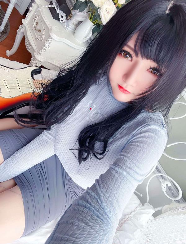    Potato-Godzilla-Guitar-Sister：极品童颜女神居家私房写真，身着灰色紧身裙散发极致的性感与诱惑第21张图片
