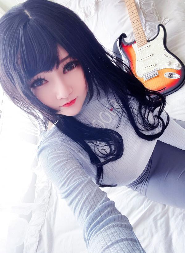    Potato-Godzilla-Guitar-Sister：极品童颜女神居家私房写真，身着灰色紧身裙散发极致的性感与诱惑第25张图片
