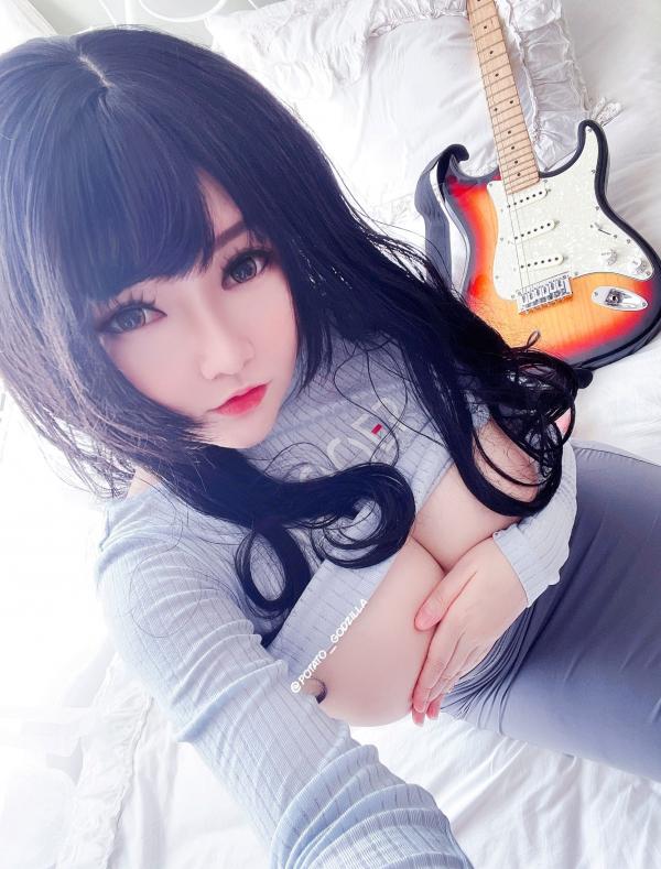    Potato-Godzilla-Guitar-Sister：极品童颜女神居家私房写真，身着灰色紧身裙散发极致的性感与诱惑第26张图片