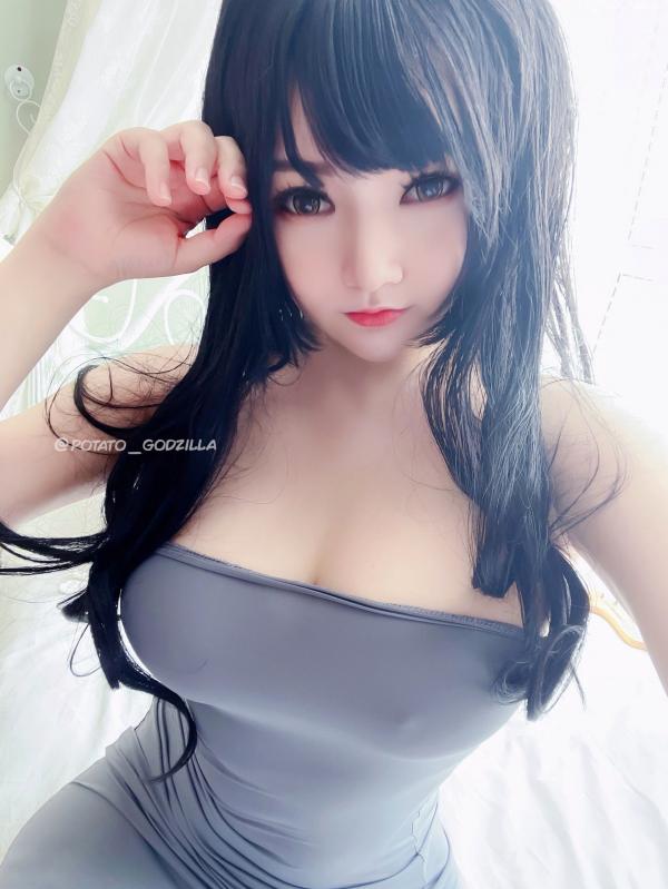    Potato-Godzilla-Guitar-Sister：极品童颜女神居家私房写真，身着灰色紧身裙散发极致的性感与诱惑第27张图片