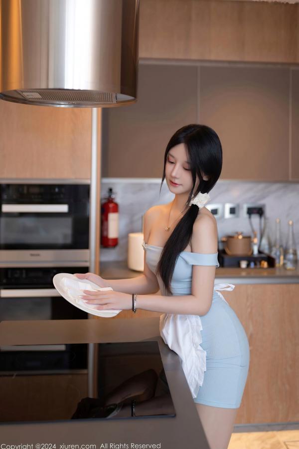    XiuRen秀人网-8597-幼幼：居家厨房主题，淡蓝修身连衣短裙配围裙，性感私房大尺度展现极致曲线第1张图片