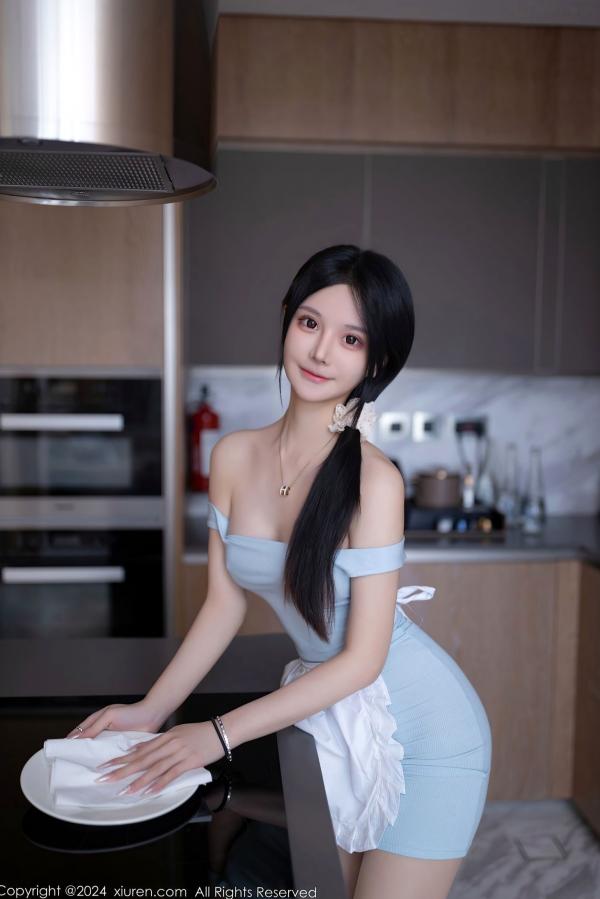    XiuRen秀人网-8597-幼幼：居家厨房主题，淡蓝修身连衣短裙配围裙，性感私房大尺度展现极致曲线第3张图片