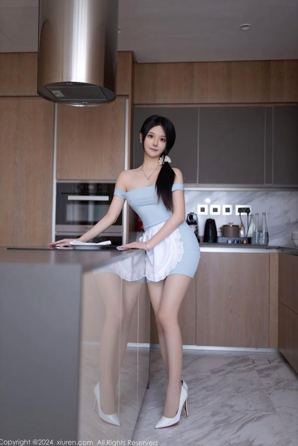    XiuRen秀人网-8597-幼幼：居家厨房主题，淡蓝修身连衣短裙配围裙，性感私房大尺度展现极致曲线第4张图片