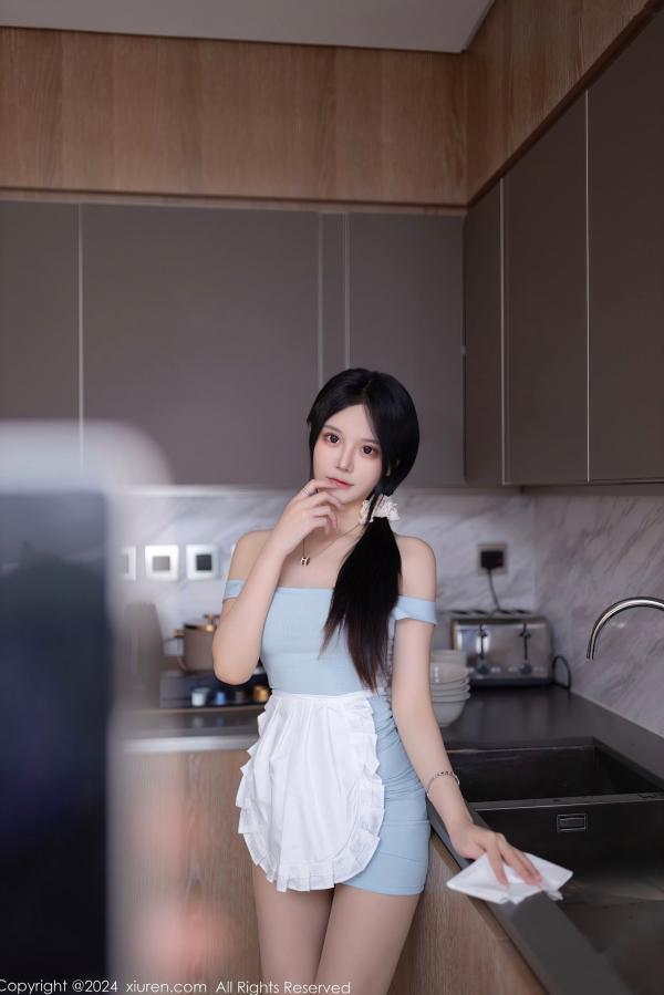    XiuRen秀人网-8597-幼幼：居家厨房主题，淡蓝修身连衣短裙配围裙，性感私房大尺度展现极致曲线第7张图片