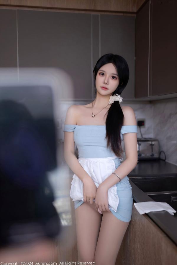    XiuRen秀人网-8597-幼幼：居家厨房主题，淡蓝修身连衣短裙配围裙，性感私房大尺度展现极致曲线第9张图片