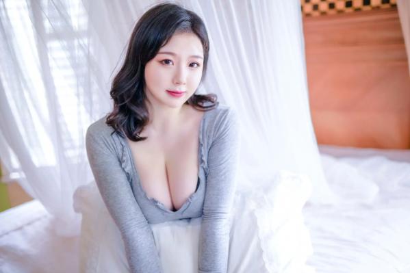    皮皮奶 - 房东太太私房写真，修身灰色针织裙展现居家性感气质，完美诠释心动女神 [50P]第25张图片