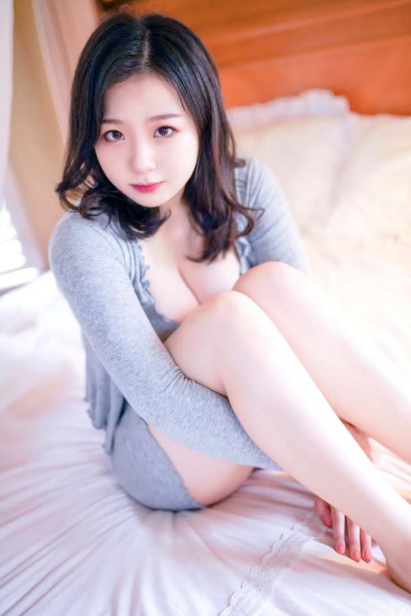    皮皮奶 - 房东太太私房写真，修身灰色针织裙展现居家性感气质，完美诠释心动女神 [50P]第37张图片