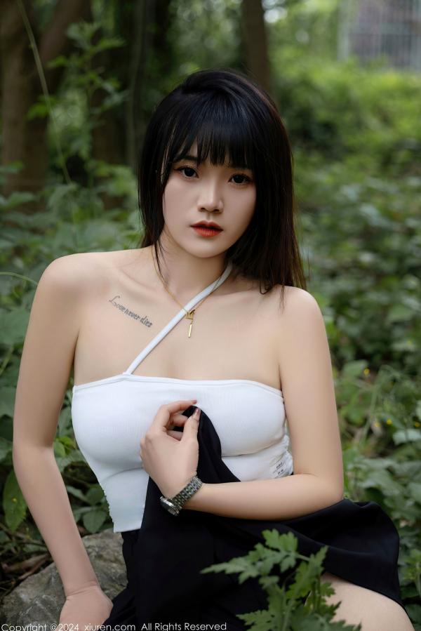    XiuRen秀人网-8586-唐安诺-户外街拍性感尤物，清纯白蓝T恤搭配黑短裙黑丝袜，香车美人尽显极致撩人气质第8张图片