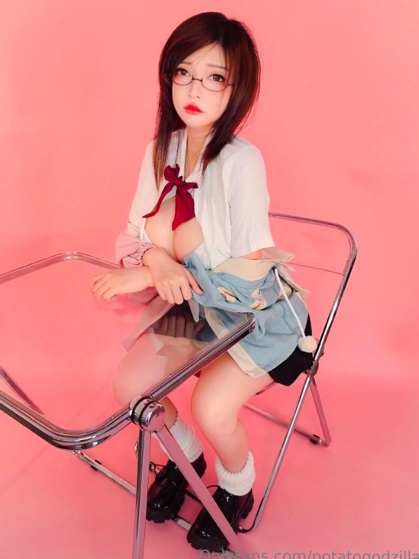    Potato-Godzilla校服诱惑写真：戴眼镜的清纯学妹，火辣身材尽显极致反差第12张图片