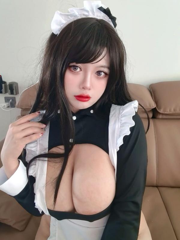    葛生w - 高开叉女仆装角色扮演私房摄影，纯欲童颜配火辣身材，极致诱惑大尺度写真 [40P]第36张图片
