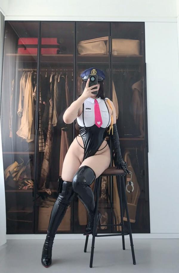    葛生w - 宇都宫沙希女警角色扮演，高叉漆皮制服性感写真 [60P]第11张图片