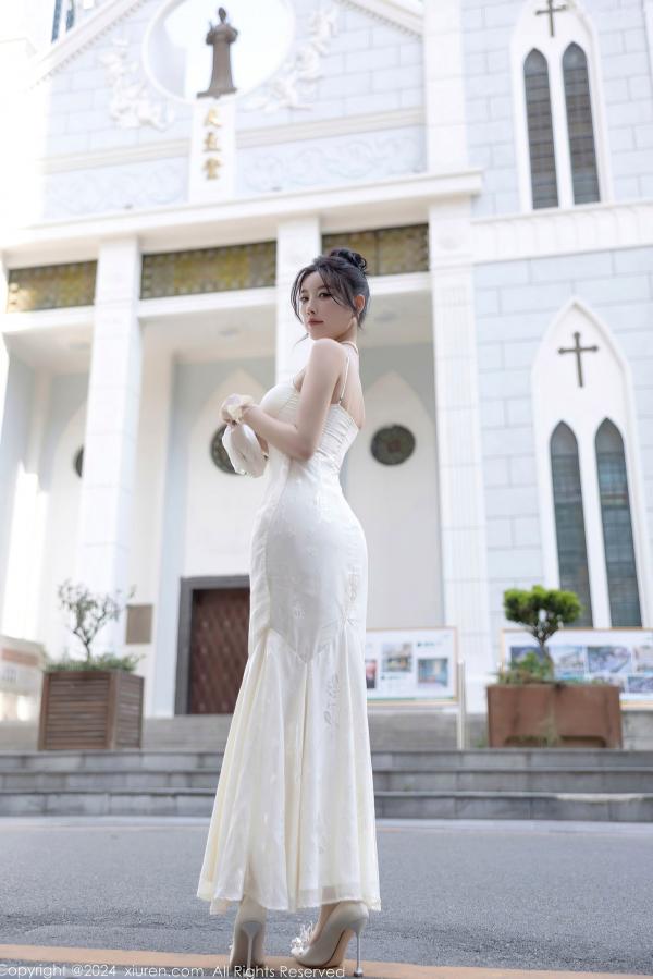 杨晨晨 sugar小甜心CC  XiuRen秀人网-8538-杨晨晨Yome-纯欲风白色吊带长裙与白色丝袜室内私房写真-极致优雅诱惑-2024.05.14第5张图片
