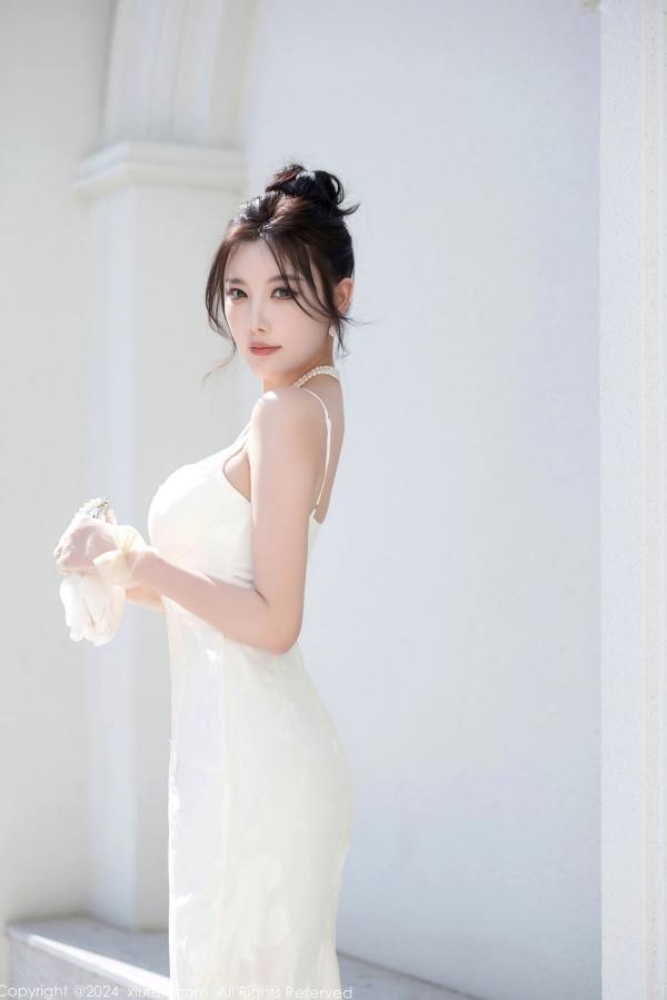 杨晨晨 sugar小甜心CC  XiuRen秀人网-8538-杨晨晨Yome-纯欲风白色吊带长裙与白色丝袜室内私房写真-极致优雅诱惑-2024.05.14第16张图片