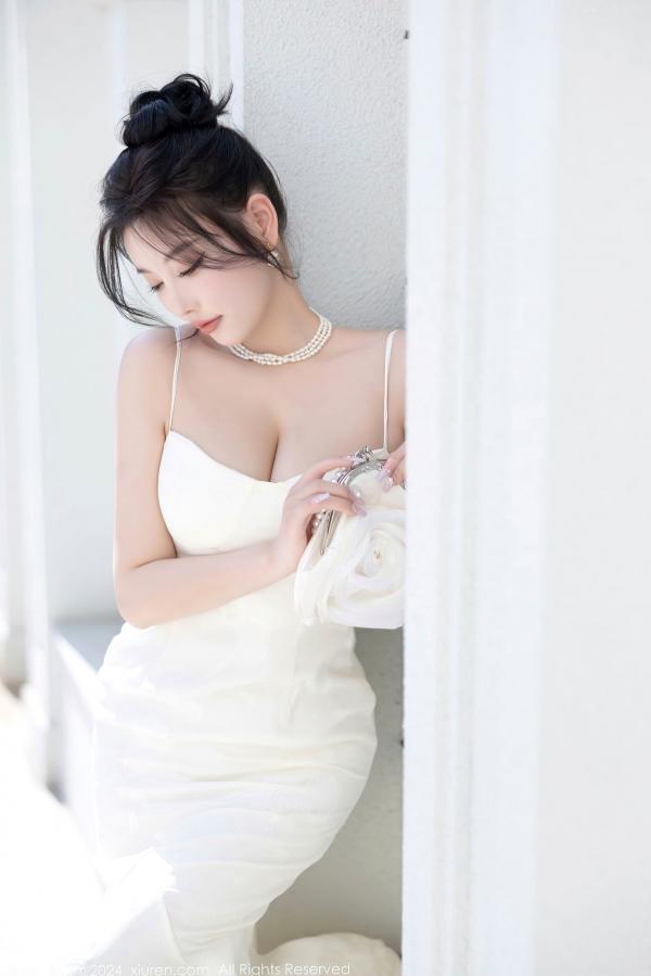 杨晨晨 sugar小甜心CC  XiuRen秀人网-8538-杨晨晨Yome-纯欲风白色吊带长裙与白色丝袜室内私房写真-极致优雅诱惑-2024.05.14第20张图片