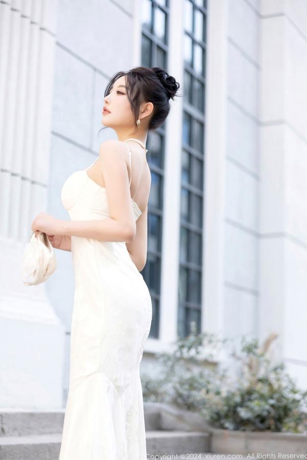 杨晨晨 sugar小甜心CC  XiuRen秀人网-8538-杨晨晨Yome-纯欲风白色吊带长裙与白色丝袜室内私房写真-极致优雅诱惑-2024.05.14第25张图片