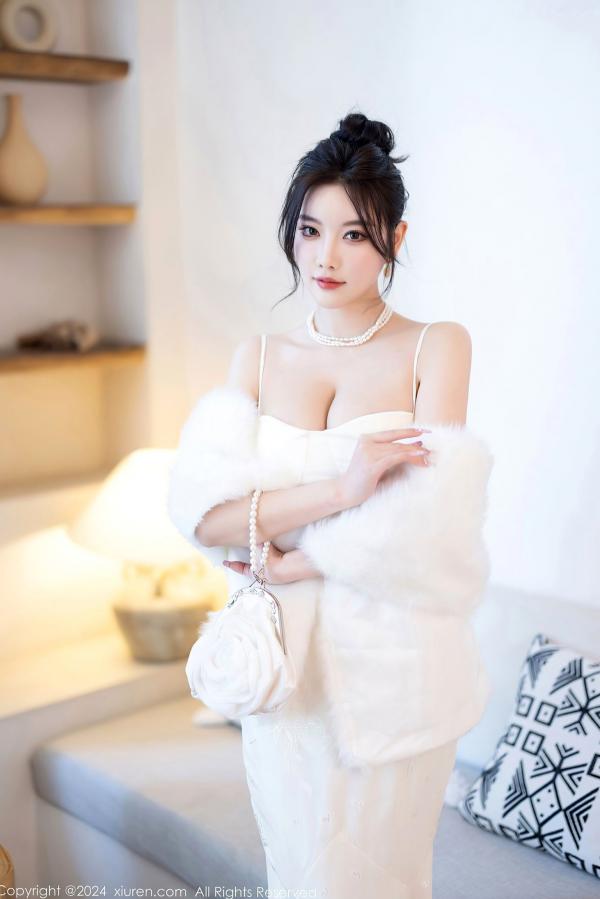 杨晨晨 sugar小甜心CC  XiuRen秀人网-8538-杨晨晨Yome-纯欲风白色吊带长裙与白色丝袜室内私房写真-极致优雅诱惑-2024.05.14第28张图片