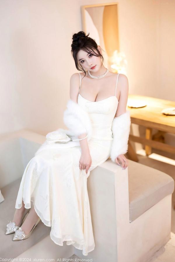 杨晨晨 sugar小甜心CC  XiuRen秀人网-8538-杨晨晨Yome-纯欲风白色吊带长裙与白色丝袜室内私房写真-极致优雅诱惑-2024.05.14第31张图片