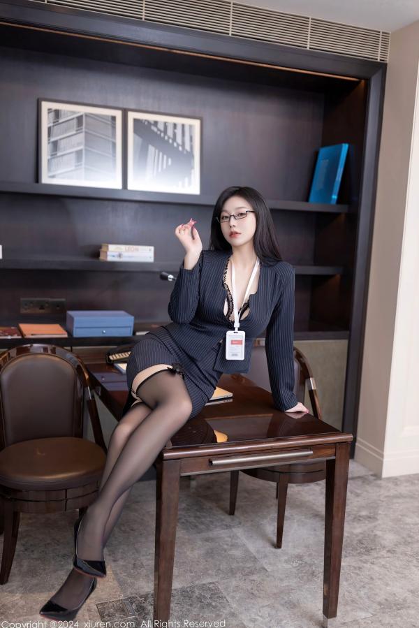    秀人网8537：安然Anran职场OL系列，黑色镂空蕾丝内衣写真，性感戴眼镜女秘书黑丝诱惑第3张图片