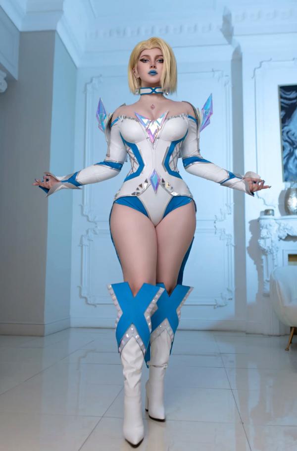    Ulichan - Emma Frost X战警白皇后角色扮演，绝美欧美风情，冷艳御姐cosplay私房写真第1张图片