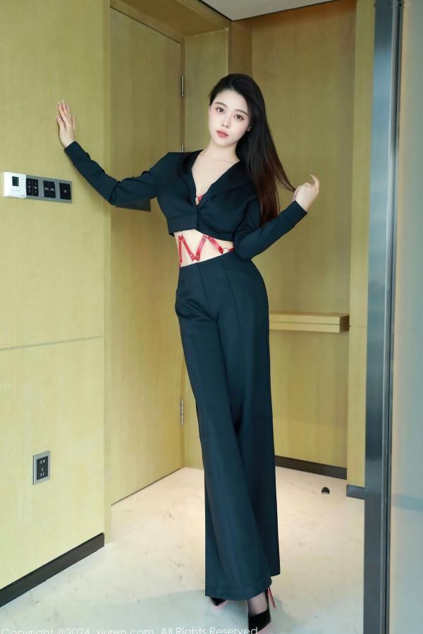    [秀人网] 清妙 - 红色皮带捆绑主题写真，极致火辣身材与黑丝诱惑，高冷性感女神视觉盛宴 (2024.05.11)第2张图片