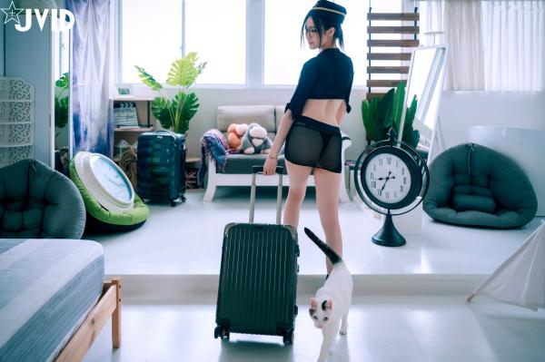    JVID-阿黎-前往高潮的旅客：黑框眼镜空姐制服诱惑，极致透视大尺度私房写真第10张图片