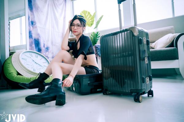    JVID-阿黎-前往高潮的旅客：黑框眼镜空姐制服诱惑，极致透视大尺度私房写真第29张图片