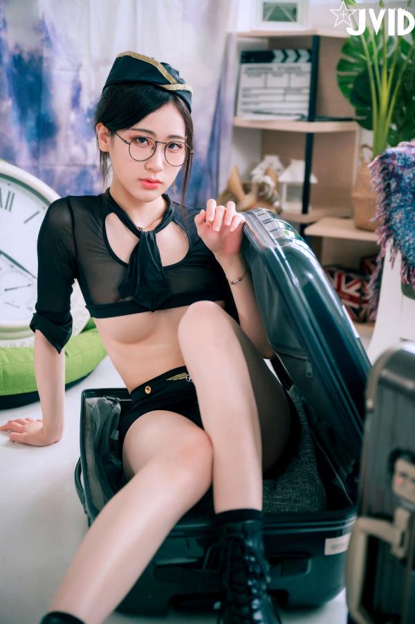    JVID-阿黎-前往高潮的旅客：黑框眼镜空姐制服诱惑，极致透视大尺度私房写真第30张图片