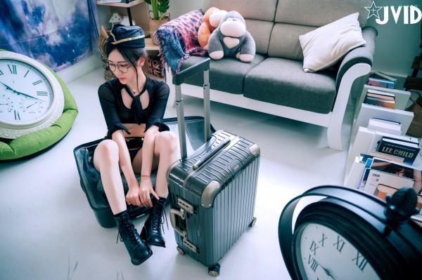    JVID-阿黎-前往高潮的旅客：黑框眼镜空姐制服诱惑，极致透视大尺度私房写真第33张图片