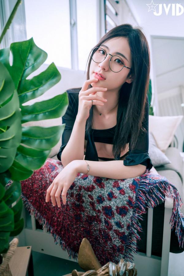    JVID-阿黎-前往高潮的旅客：黑框眼镜空姐制服诱惑，极致透视大尺度私房写真第57张图片