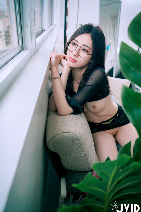    JVID-阿黎-前往高潮的旅客：黑框眼镜空姐制服诱惑，极致透视大尺度私房写真第62张图片