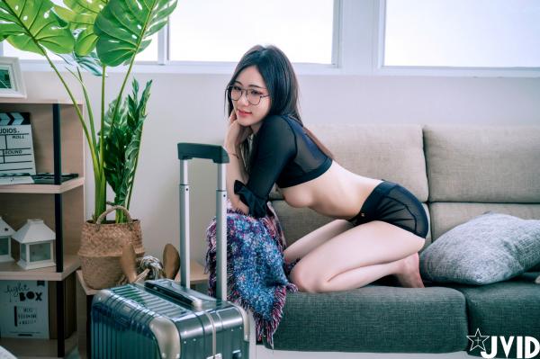    JVID-阿黎-前往高潮的旅客：黑框眼镜空姐制服诱惑，极致透视大尺度私房写真第89张图片