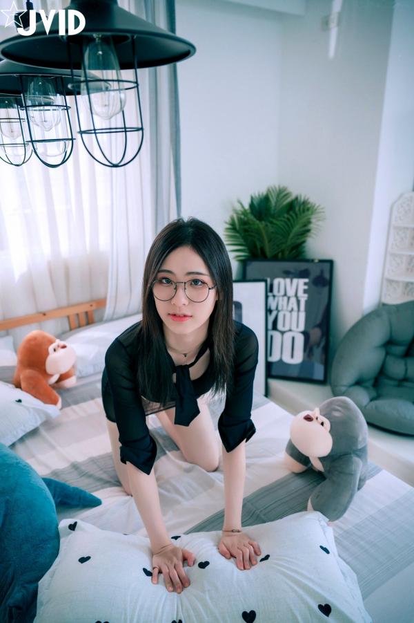    JVID-阿黎-前往高潮的旅客：黑框眼镜空姐制服诱惑，极致透视大尺度私房写真第99张图片