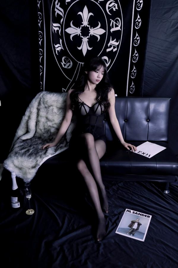   [YITUYU]艺图语 模特懒懒黑丝诱惑私房写真，暗黑系内衣勾勒曼妙身材，肤白貌美展现冷艳御姐风采第1张图片