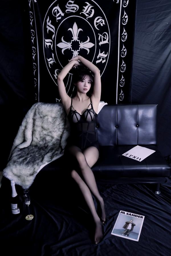    [YITUYU]艺图语 模特懒懒黑丝诱惑私房写真，暗黑系内衣勾勒曼妙身材，肤白貌美展现冷艳御姐风采第2张图片