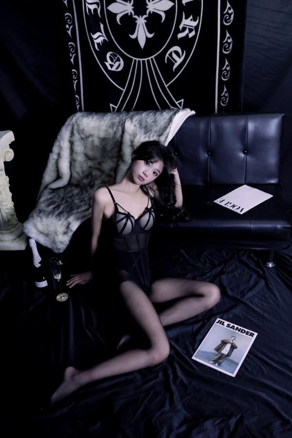    [YITUYU]艺图语 模特懒懒黑丝诱惑私房写真，暗黑系内衣勾勒曼妙身材，肤白貌美展现冷艳御姐风采第4张图片