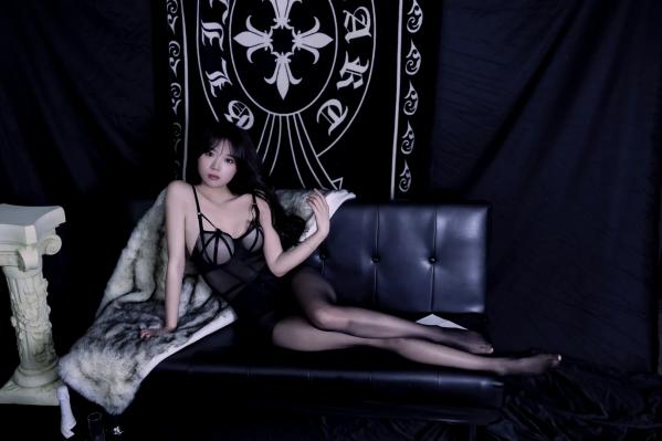    [YITUYU]艺图语 模特懒懒黑丝诱惑私房写真，暗黑系内衣勾勒曼妙身材，肤白貌美展现冷艳御姐风采第14张图片