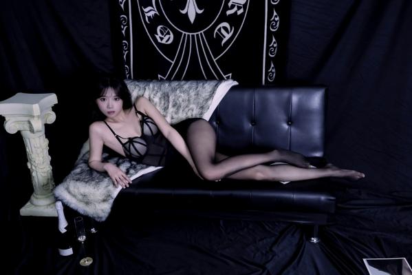    [YITUYU]艺图语 模特懒懒黑丝诱惑私房写真，暗黑系内衣勾勒曼妙身材，肤白貌美展现冷艳御姐风采第15张图片