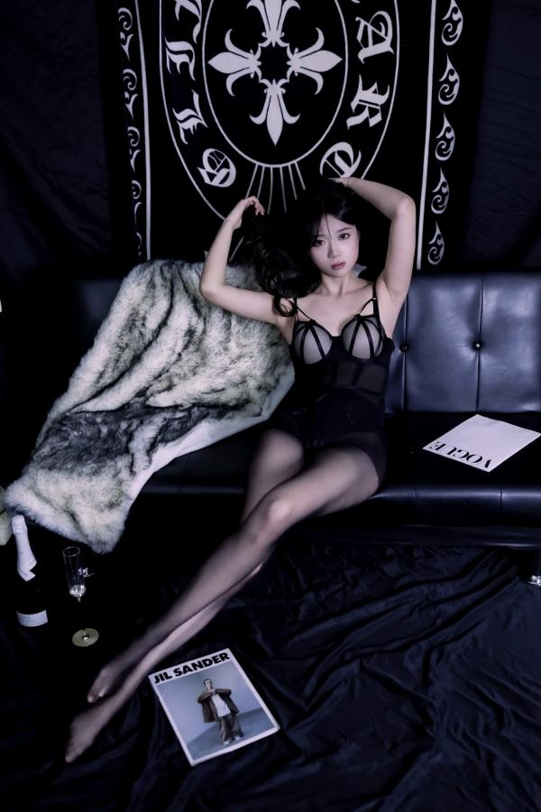    [YITUYU]艺图语 模特懒懒黑丝诱惑私房写真，暗黑系内衣勾勒曼妙身材，肤白貌美展现冷艳御姐风采第24张图片
