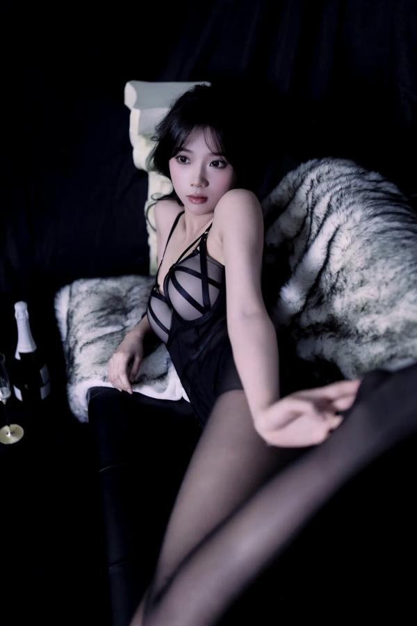    [YITUYU]艺图语 模特懒懒黑丝诱惑私房写真，暗黑系内衣勾勒曼妙身材，肤白貌美展现冷艳御姐风采第26张图片