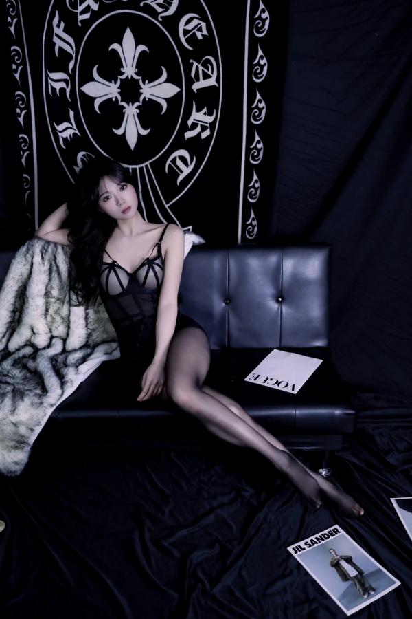    [YITUYU]艺图语 模特懒懒黑丝诱惑私房写真，暗黑系内衣勾勒曼妙身材，肤白貌美展现冷艳御姐风采第27张图片