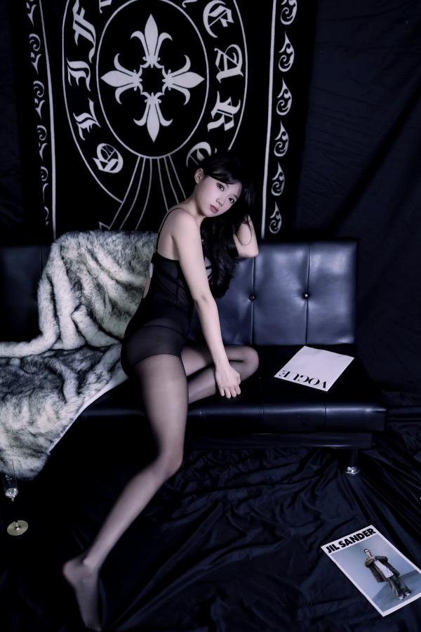    [YITUYU]艺图语 模特懒懒黑丝诱惑私房写真，暗黑系内衣勾勒曼妙身材，肤白貌美展现冷艳御姐风采第30张图片