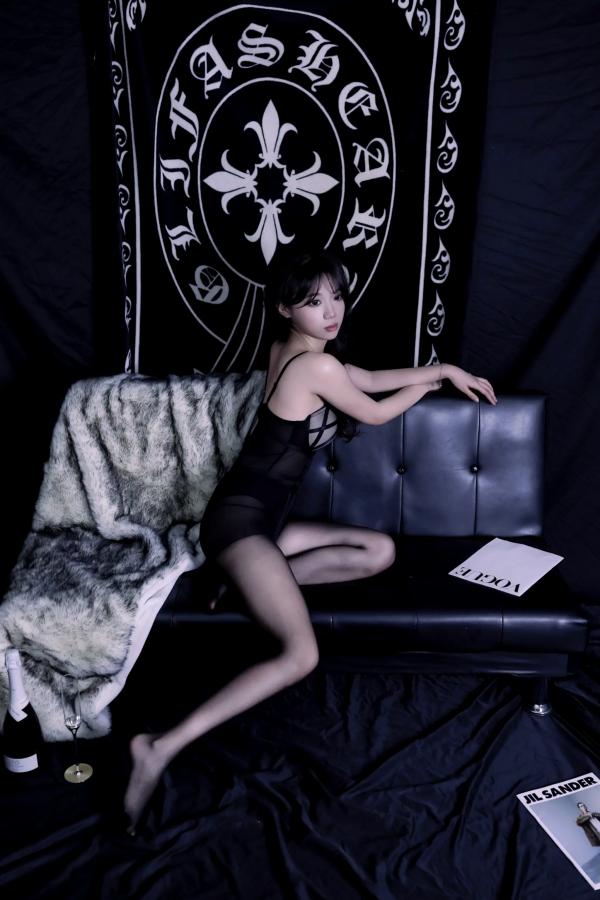    [YITUYU]艺图语 模特懒懒黑丝诱惑私房写真，暗黑系内衣勾勒曼妙身材，肤白貌美展现冷艳御姐风采第36张图片