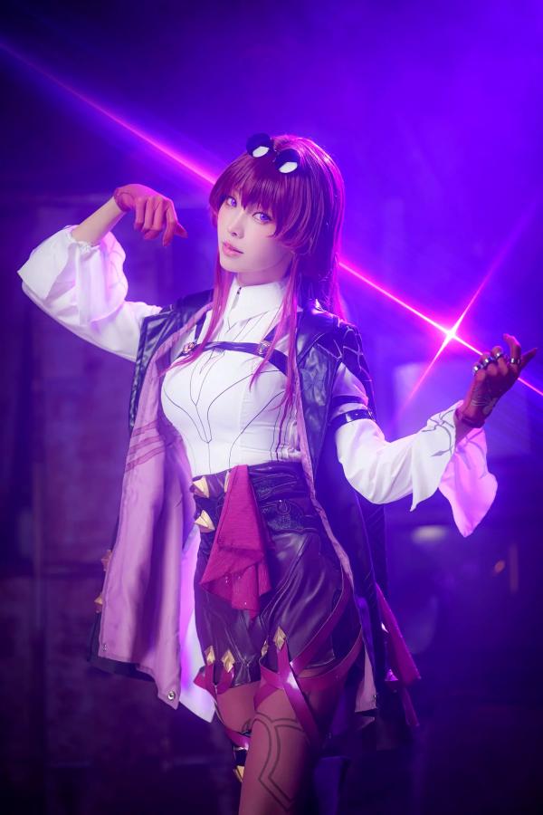    Ely_eee(ElyEE子) 卡芙卡Cosplay大片，冷艳迷人紫色氛围，精致还原完美身材与修长美腿 [20P]第2张图片