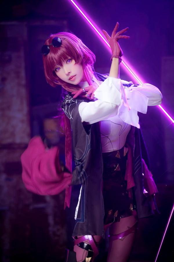    Ely_eee(ElyEE子) 卡芙卡Cosplay大片，冷艳迷人紫色氛围，精致还原完美身材与修长美腿 [20P]第3张图片