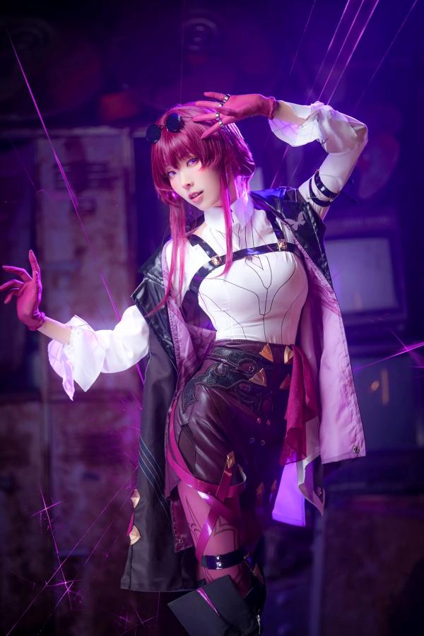    Ely_eee(ElyEE子) 卡芙卡Cosplay大片，冷艳迷人紫色氛围，精致还原完美身材与修长美腿 [20P]第4张图片