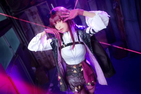    Ely_eee(ElyEE子) 卡芙卡Cosplay大片，冷艳迷人紫色氛围，精致还原完美身材与修长美腿 [20P]第5张图片