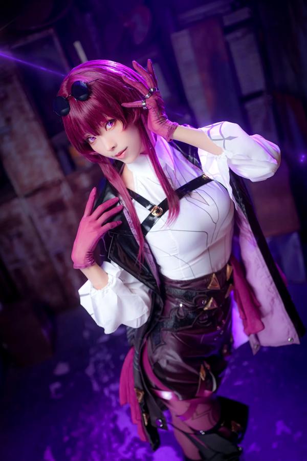    Ely_eee(ElyEE子) 卡芙卡Cosplay大片，冷艳迷人紫色氛围，精致还原完美身材与修长美腿 [20P]第6张图片