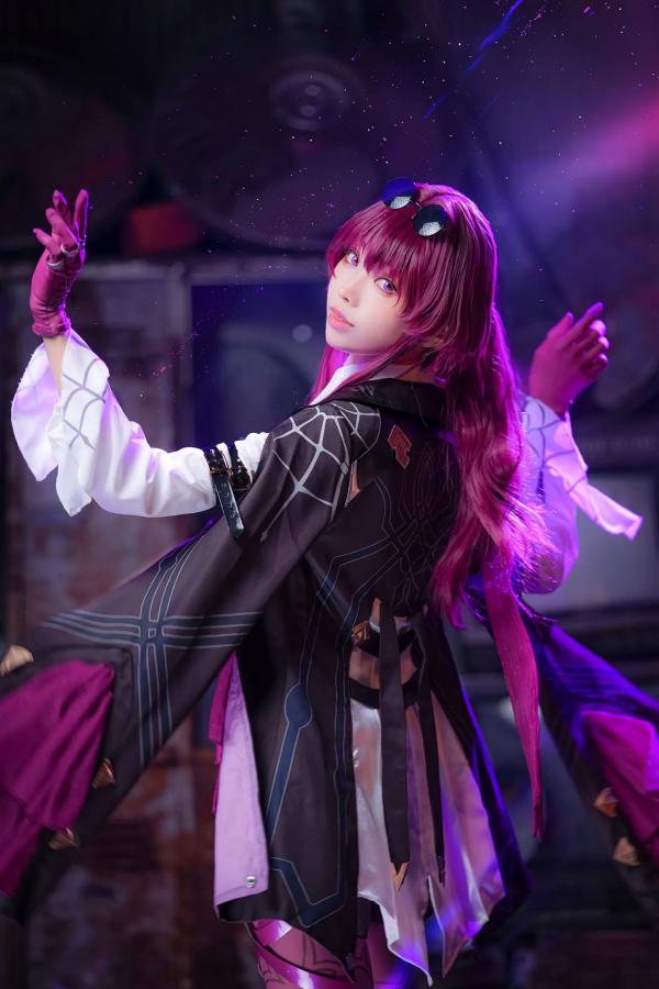    Ely_eee(ElyEE子) 卡芙卡Cosplay大片，冷艳迷人紫色氛围，精致还原完美身材与修长美腿 [20P]第7张图片